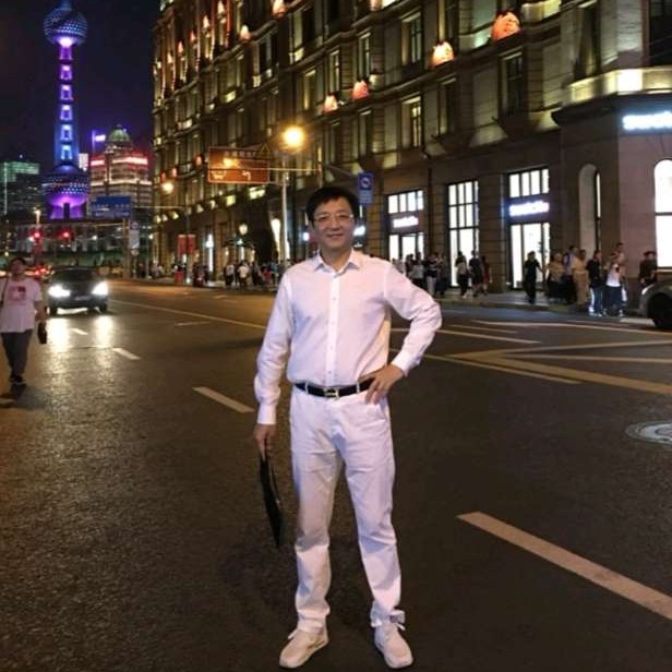 小土豆浅吻背后的照片
