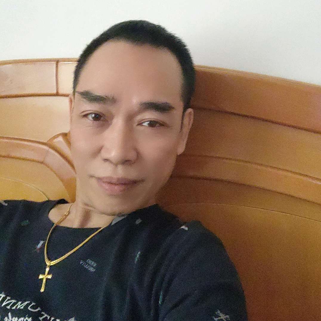 自由深拥草莓的照片
