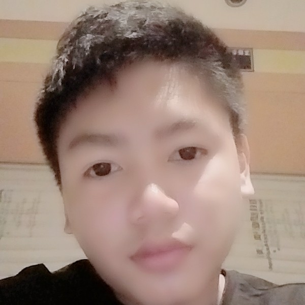 陌殇愿专注的照片