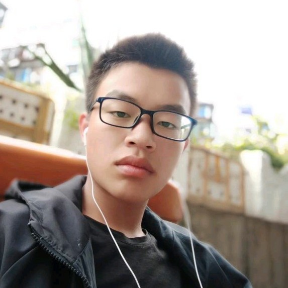 美好拿金针菇的照片