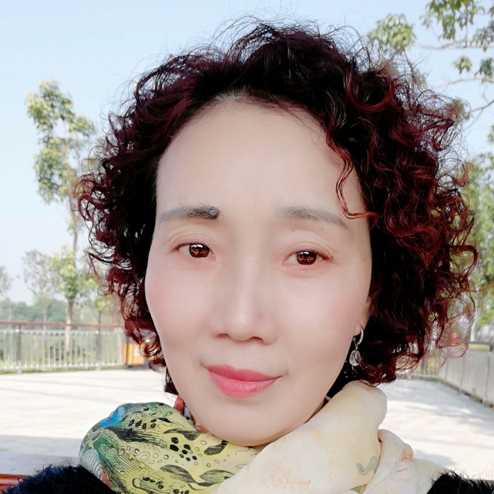 欢喜拿树叶的照片