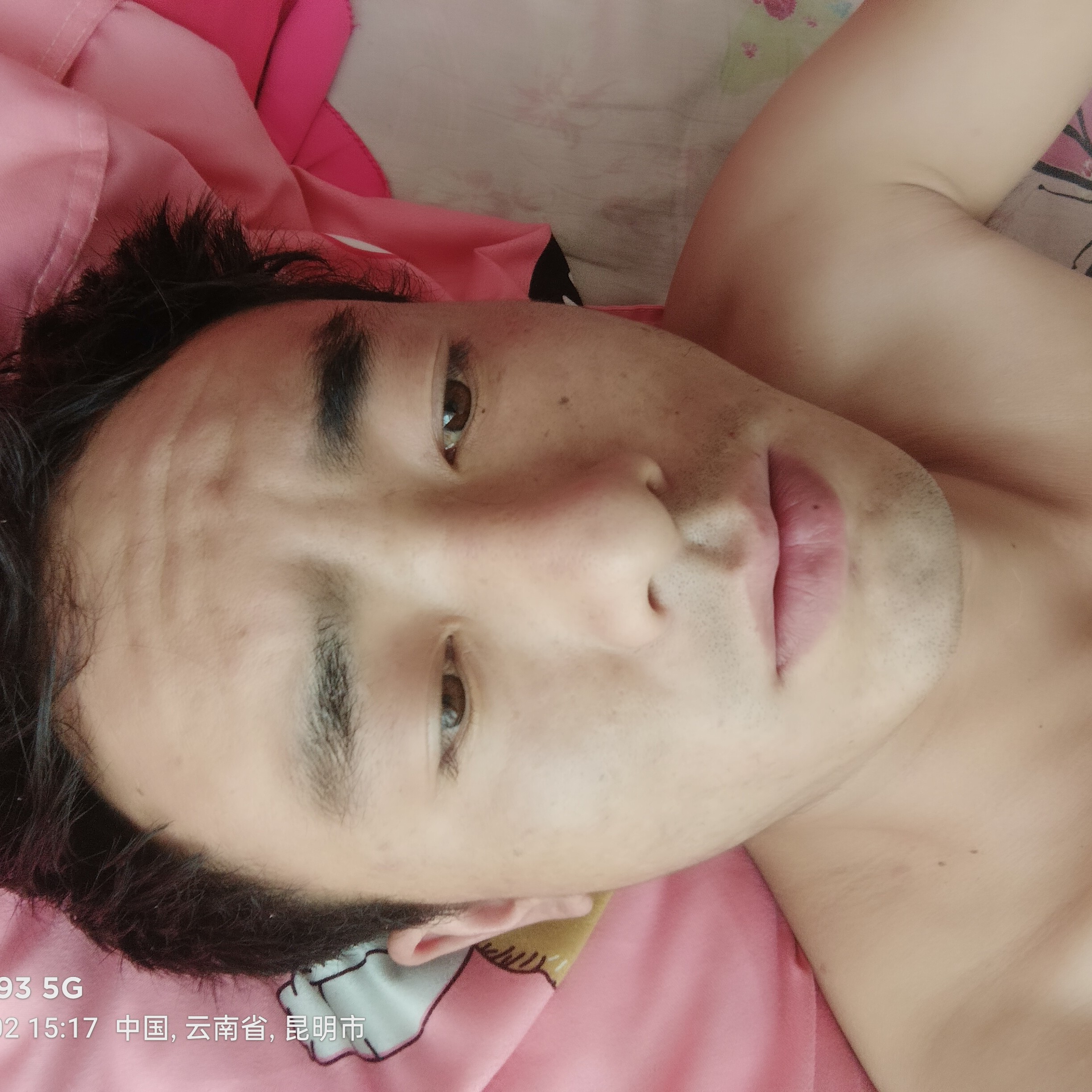 手牵手过马路的照片