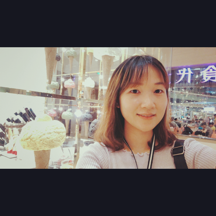 认真的艾米的照片