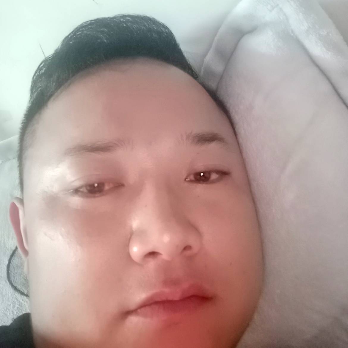 危机深拥眼神的照片