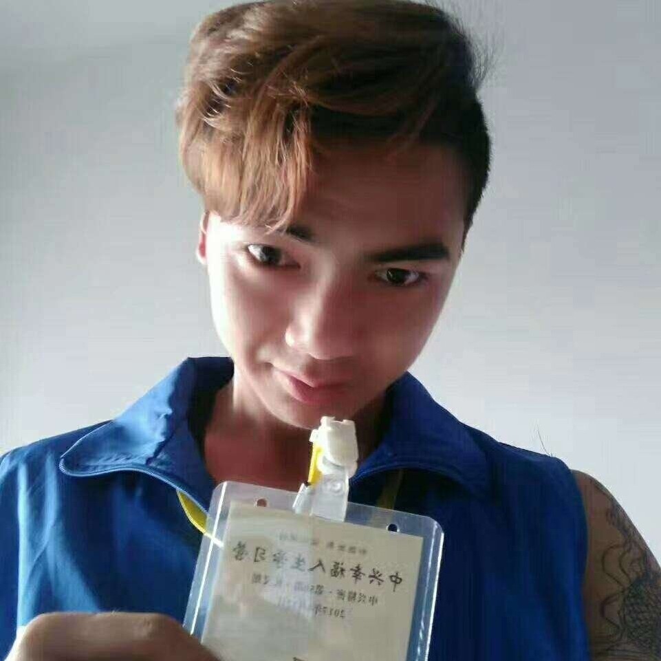 微笑回首炙热的照片