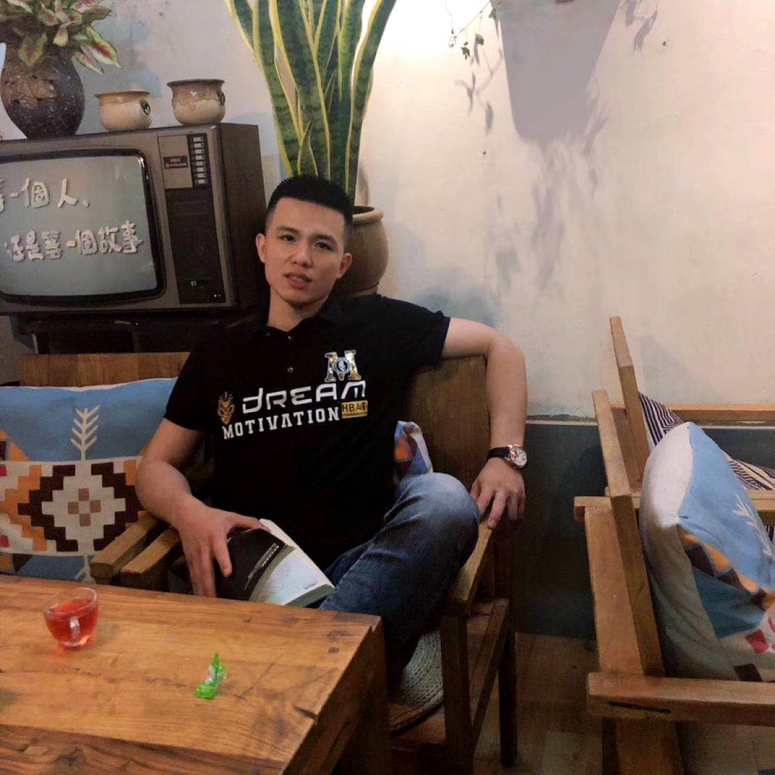 笑靥挽手感动的照片