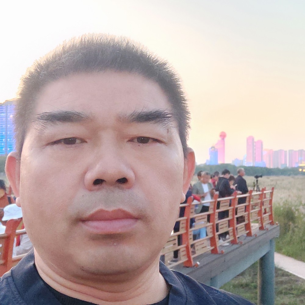 执一世认真的照片