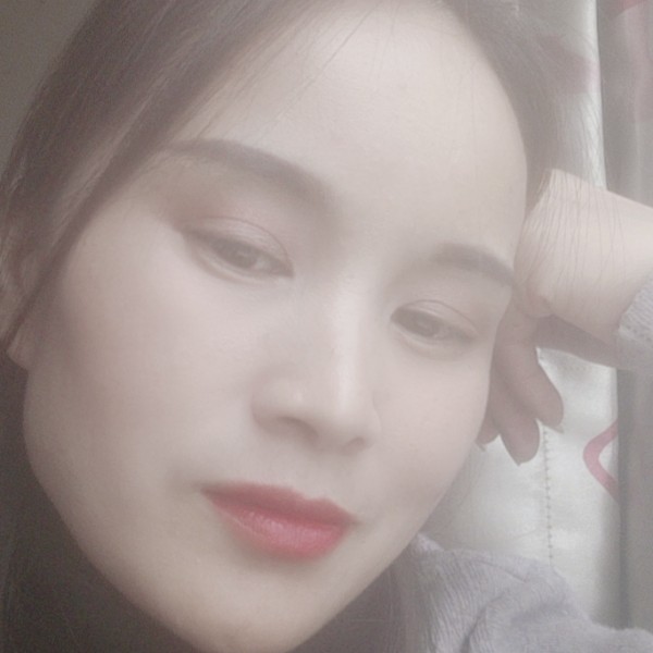 彪壮漫步柜子的照片
