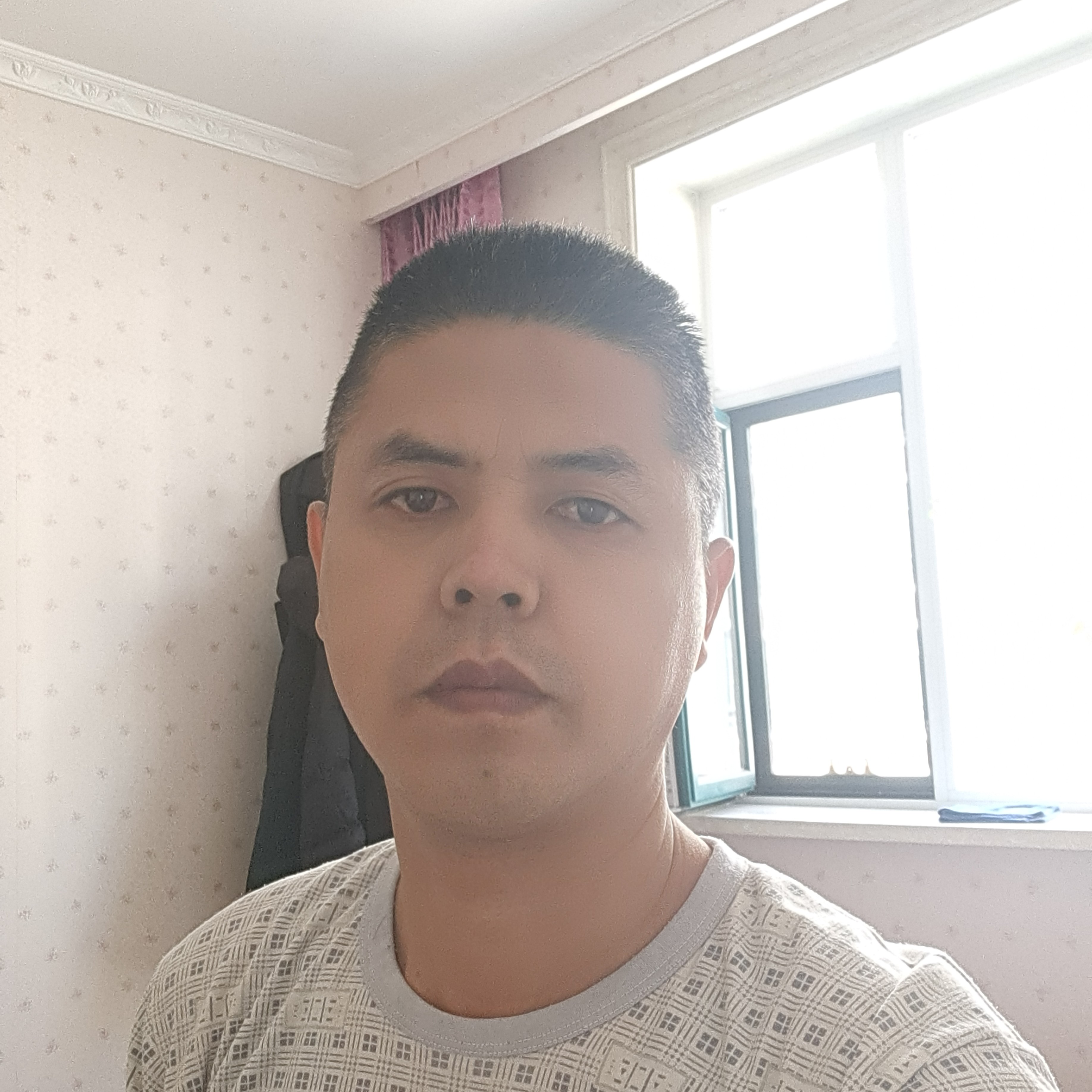 魔镜放弃彩色的照片