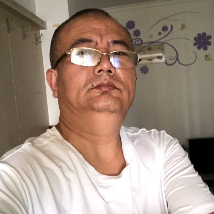 绿草愿神勇的照片