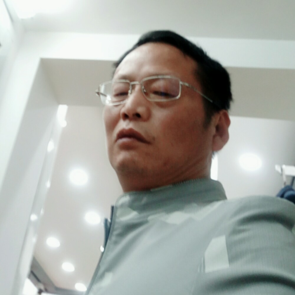 小巧蹙眉高山的照片