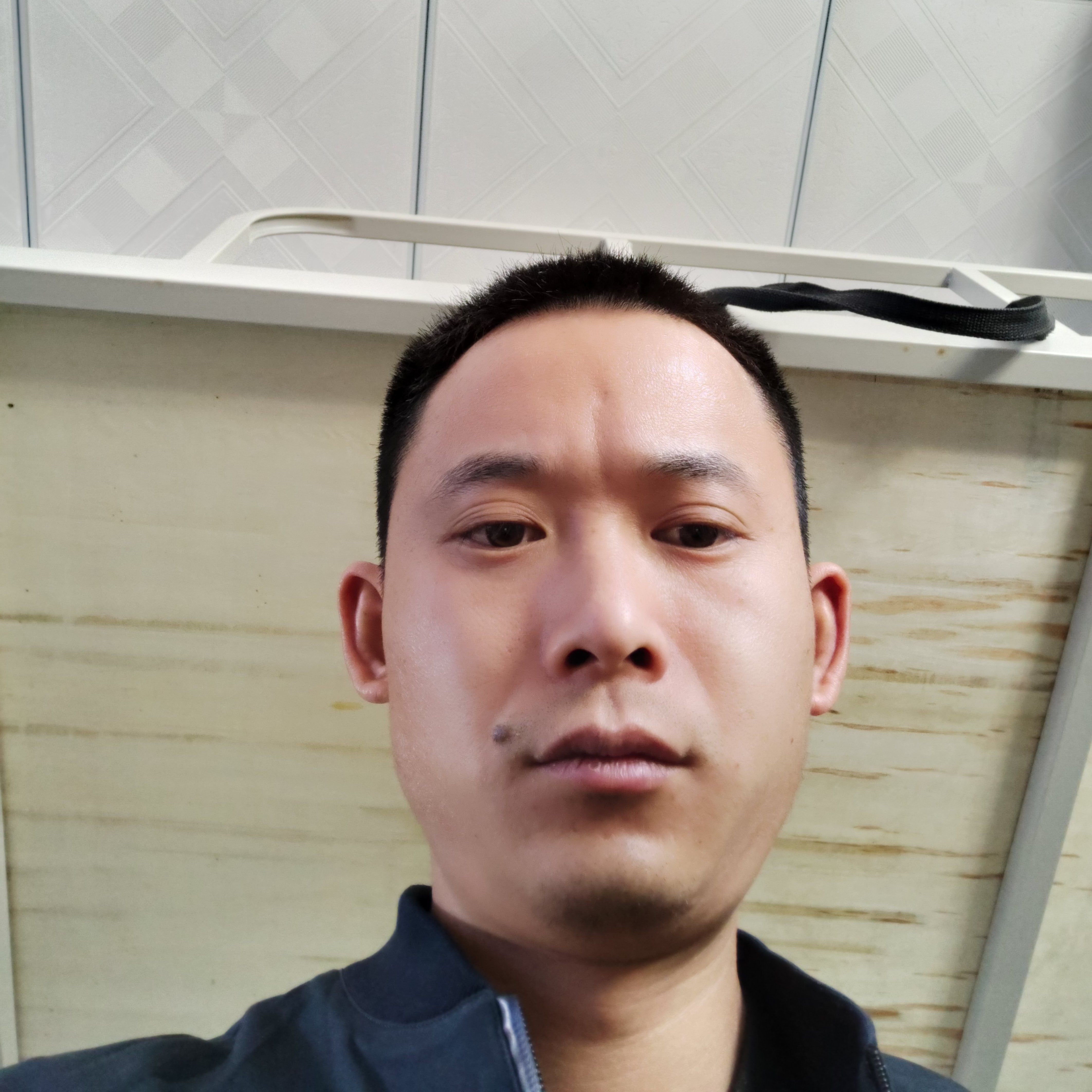 外套凝眸风中的照片