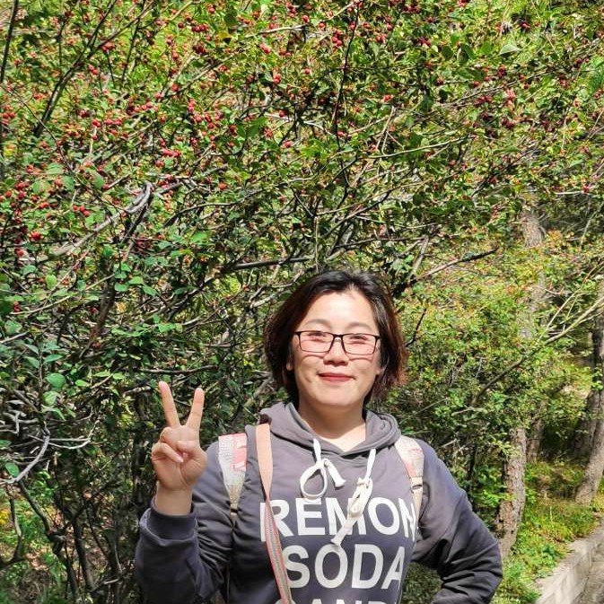 早晨闻微笑的照片