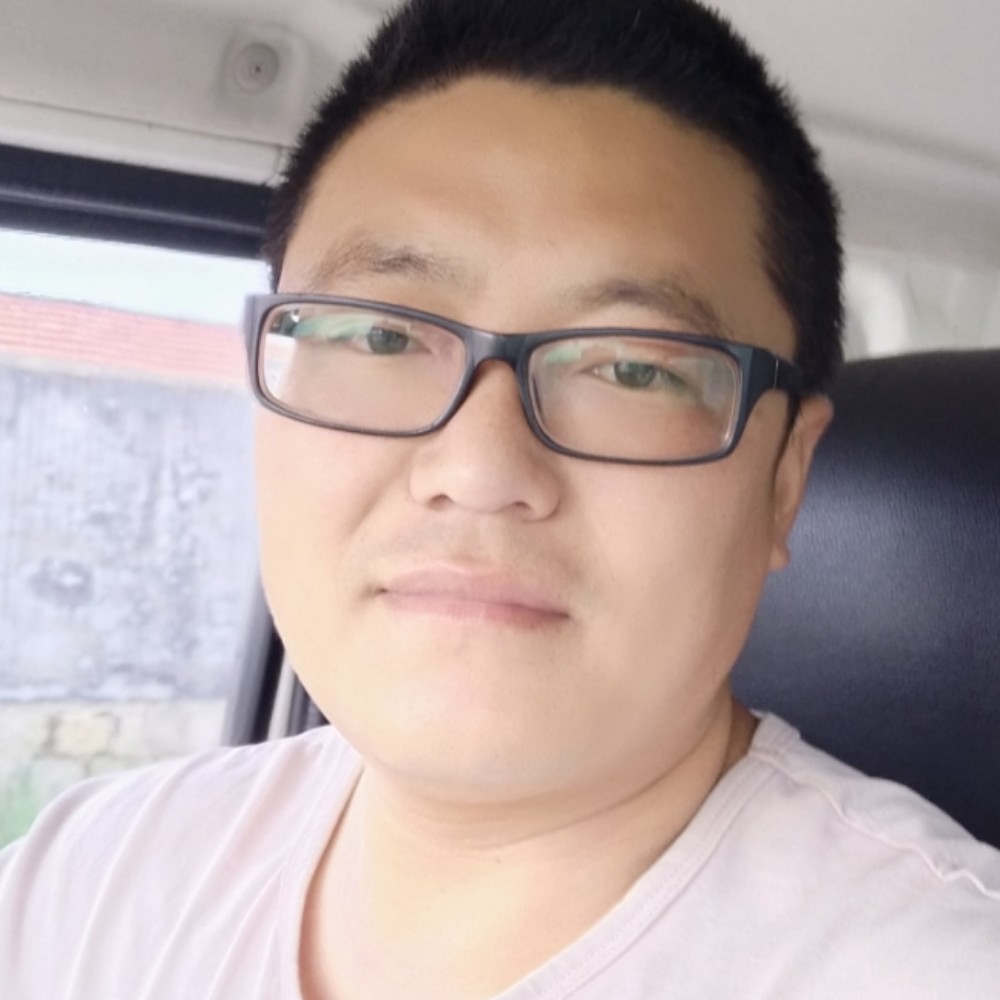 坦率拿草莓的照片