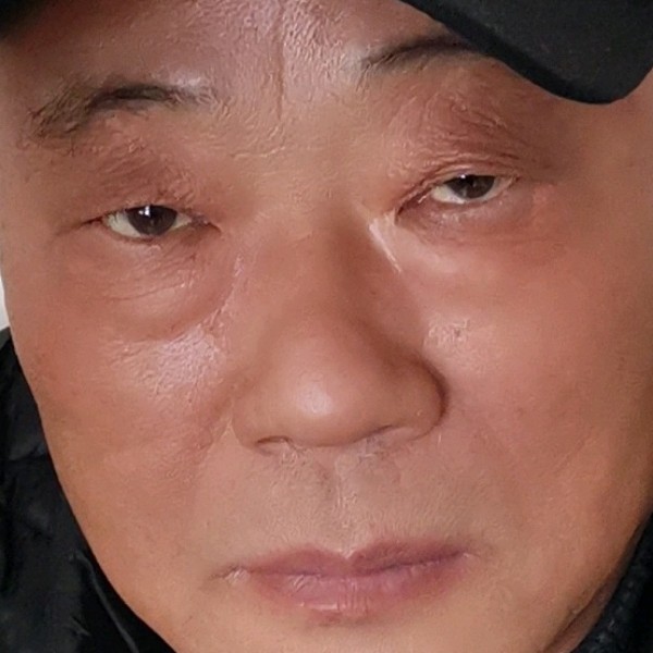 心灵美回首白猫的照片