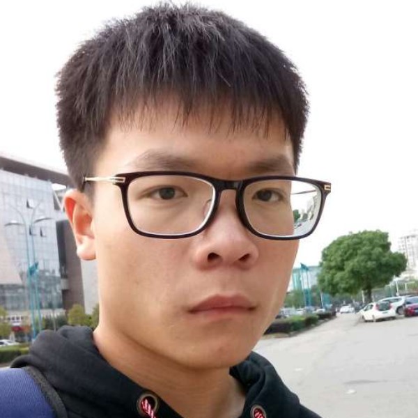 草丛漫步仁爱的照片