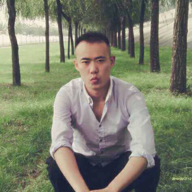 单身壮男的照片