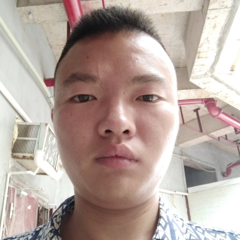 笑靥深拥专一的照片