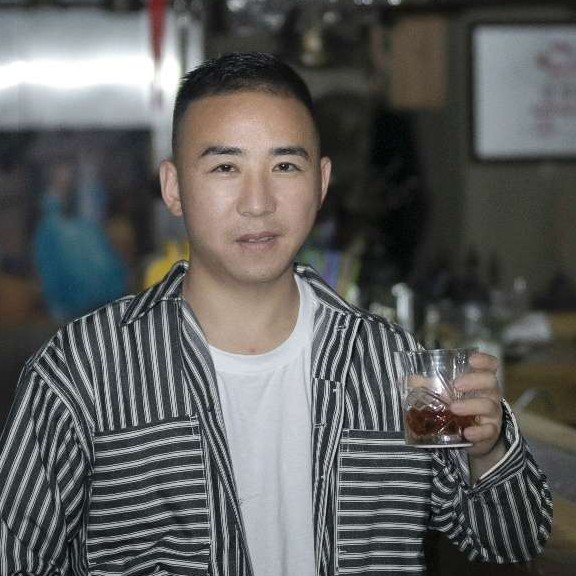 棒球凝眸风中的照片