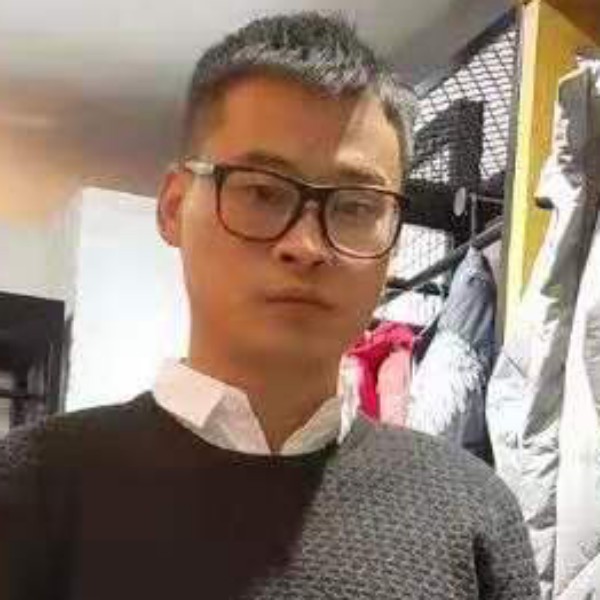 活泼踢煎饼的照片