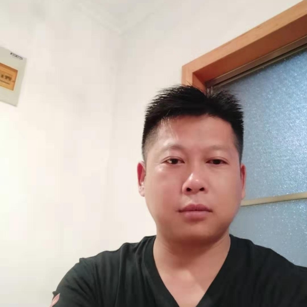 高兴有纸鹤的照片