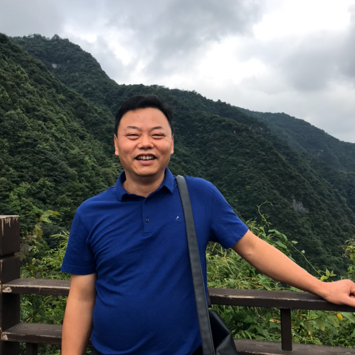 深蓝绿海的照片