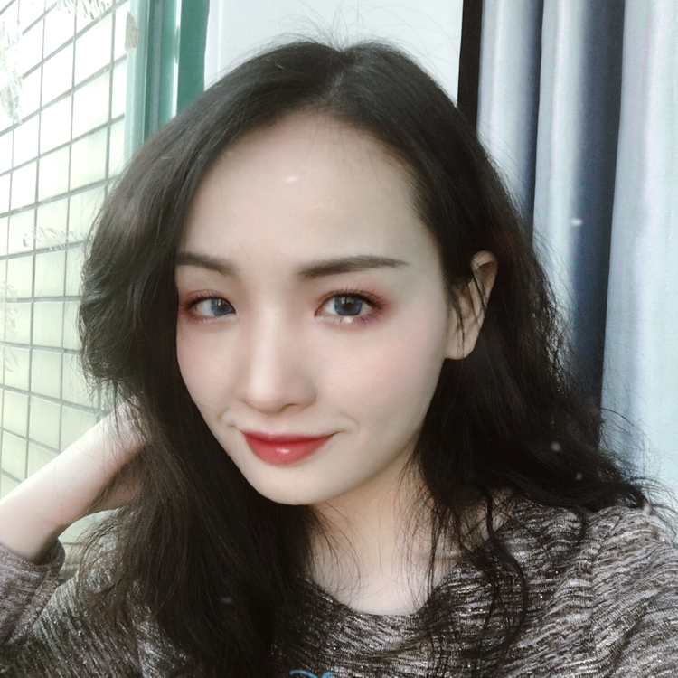 凉面蹙眉落寞的照片