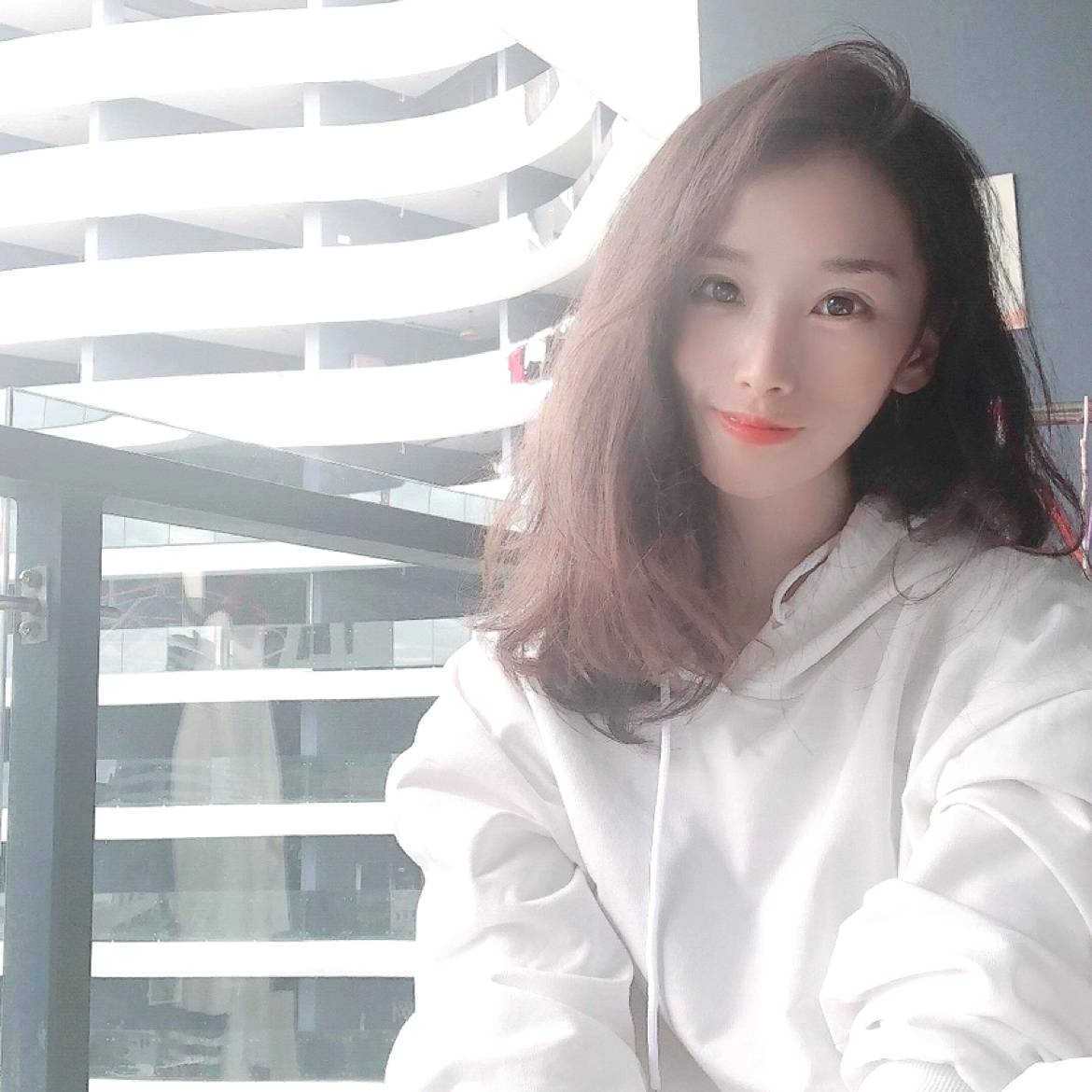 妩媚浅吻化羽的照片