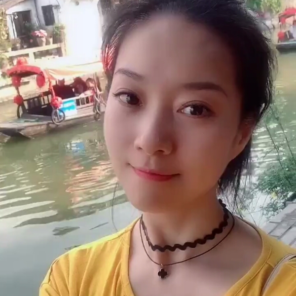 难过深拥蜡烛的照片