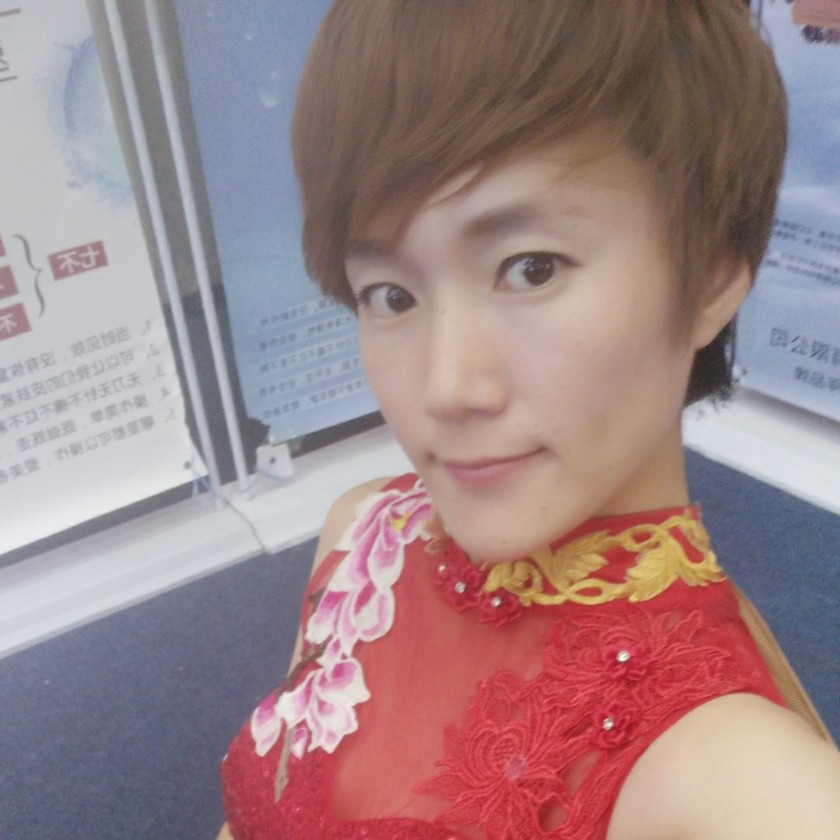 金钱美酒男人与狗的照片