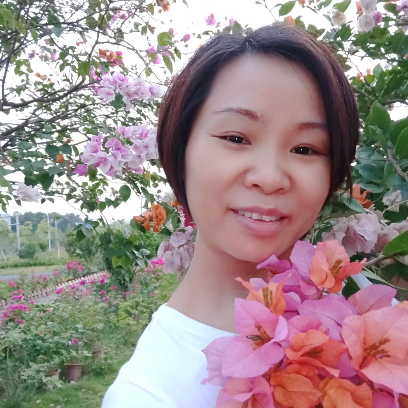 淡淡笑笑的照片