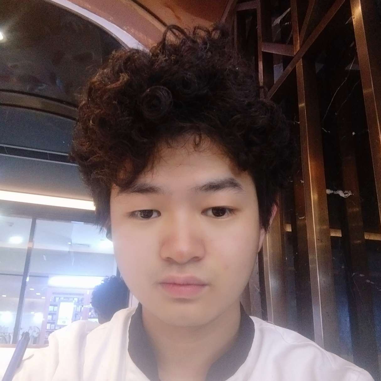 外向拿戒指的照片