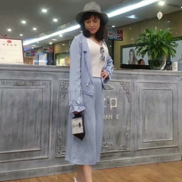 阁楼里的小花的照片