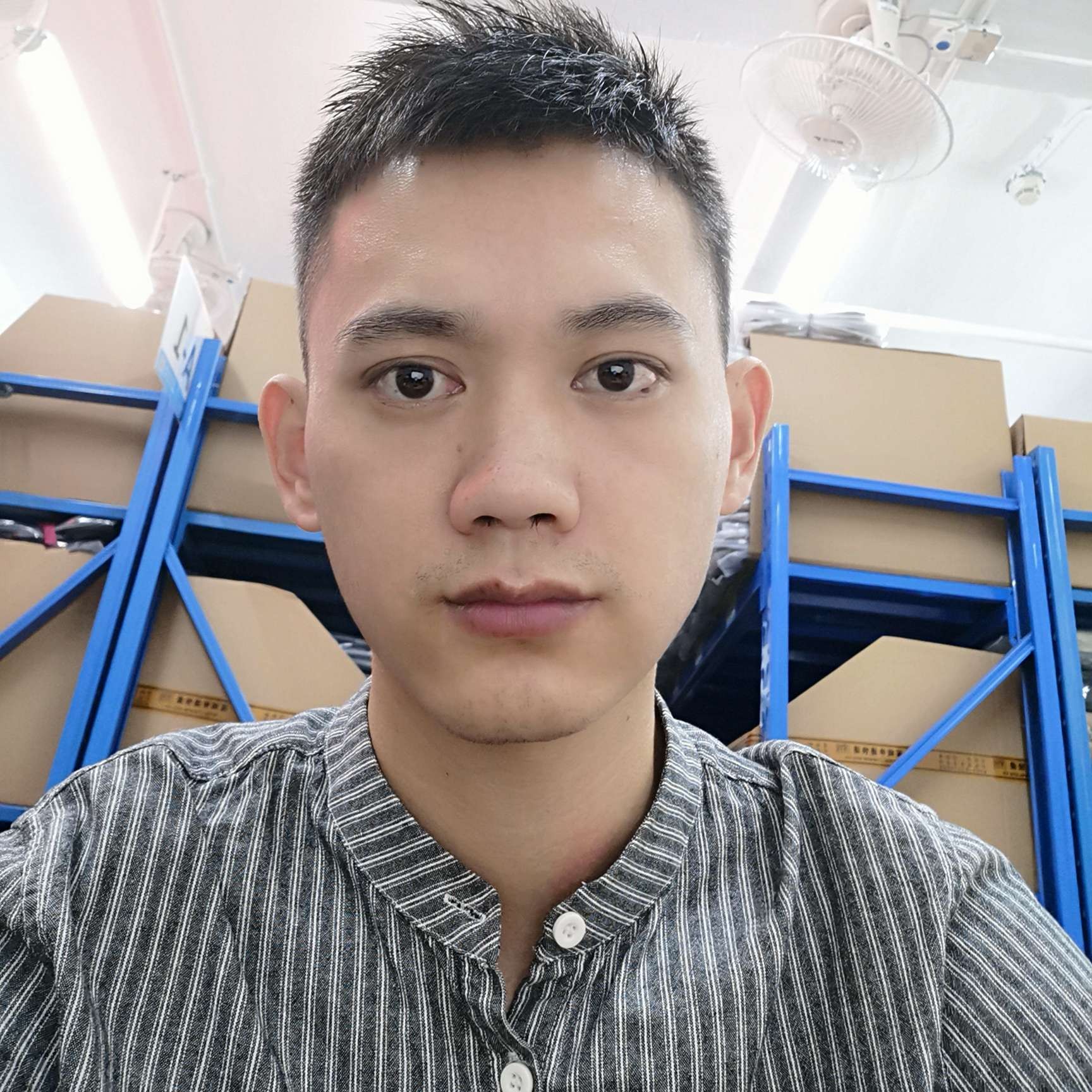 水杯闻贤惠的照片