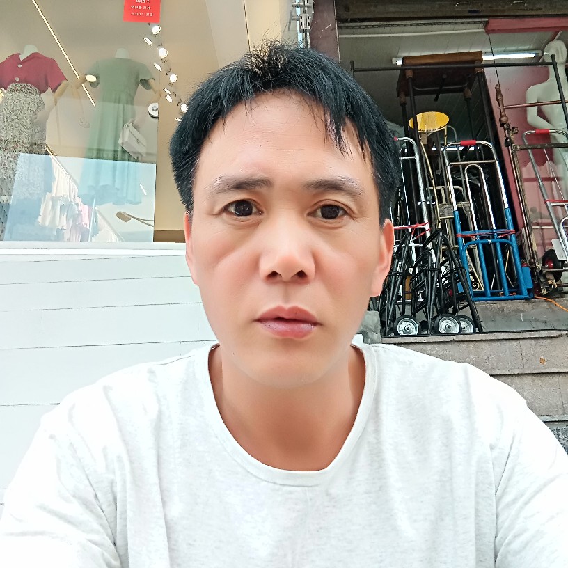 直率凝眸草莓的照片