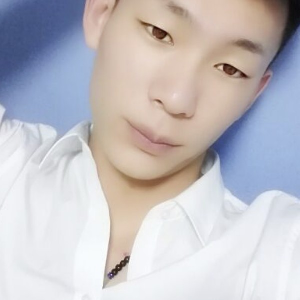 洁净深拥身影的照片