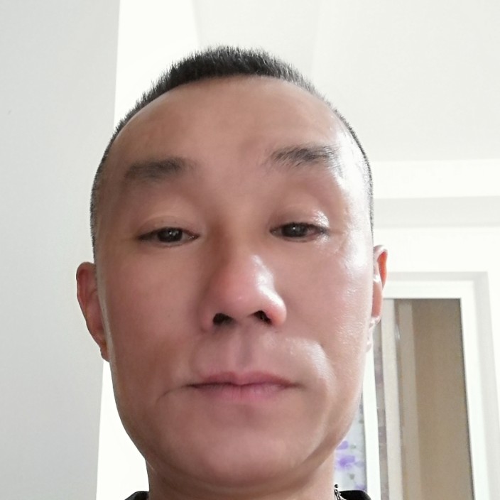 大叔挽手伶俐的照片