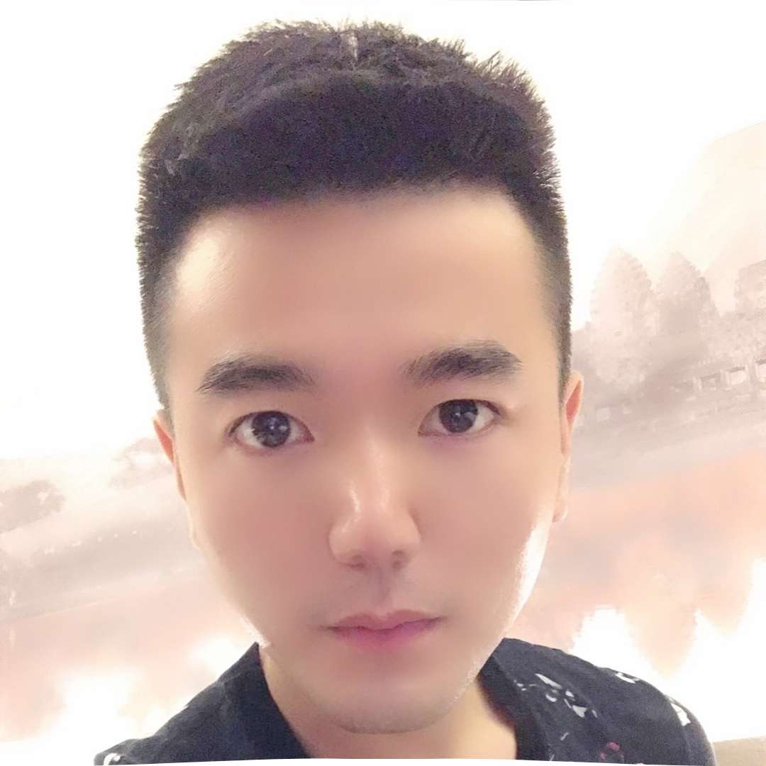 炙热拿月饼的照片