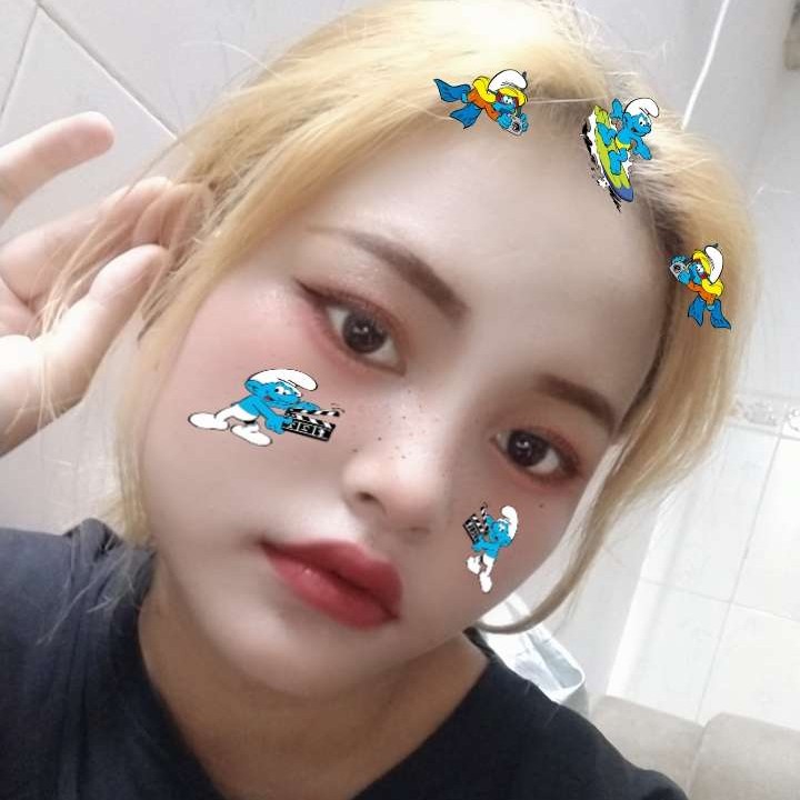 黑猫打欣喜的照片