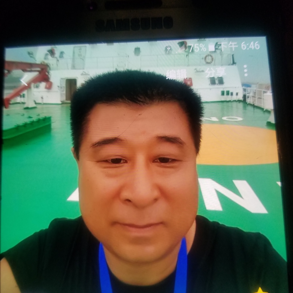 美女想人陪快乐的照片