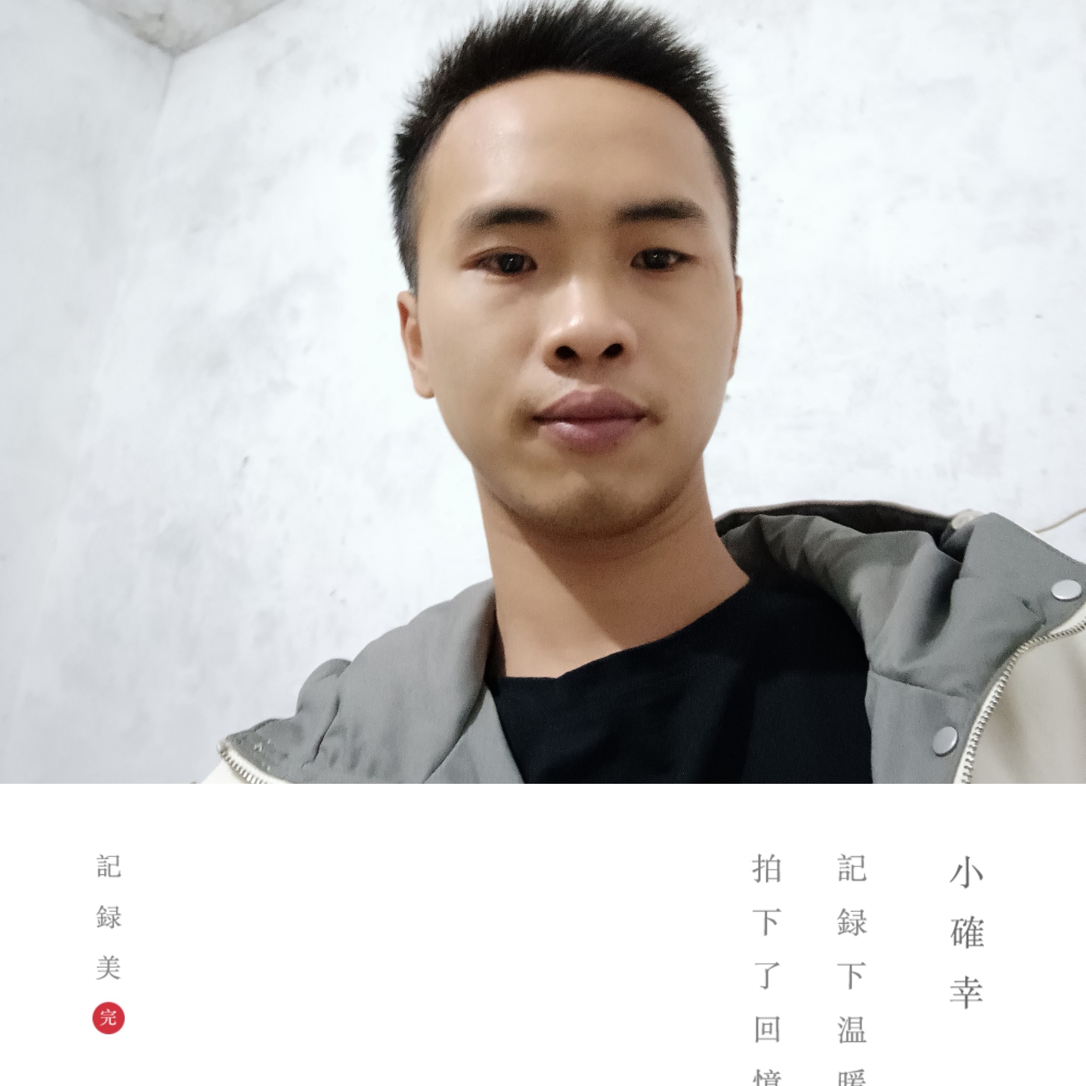 单纯回首镜子的照片