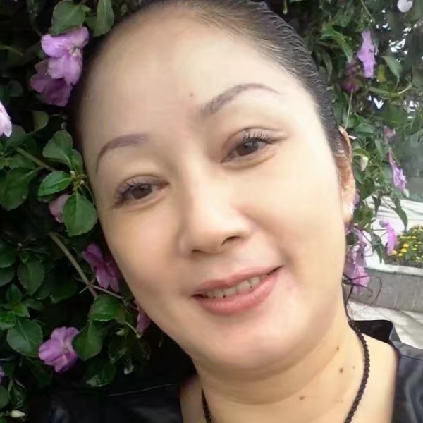 高挑等待红玫瑰的照片