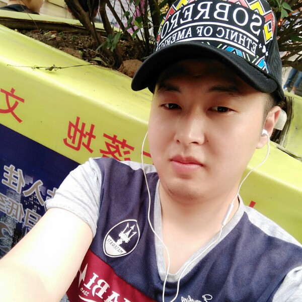 破碎的酒杯的照片