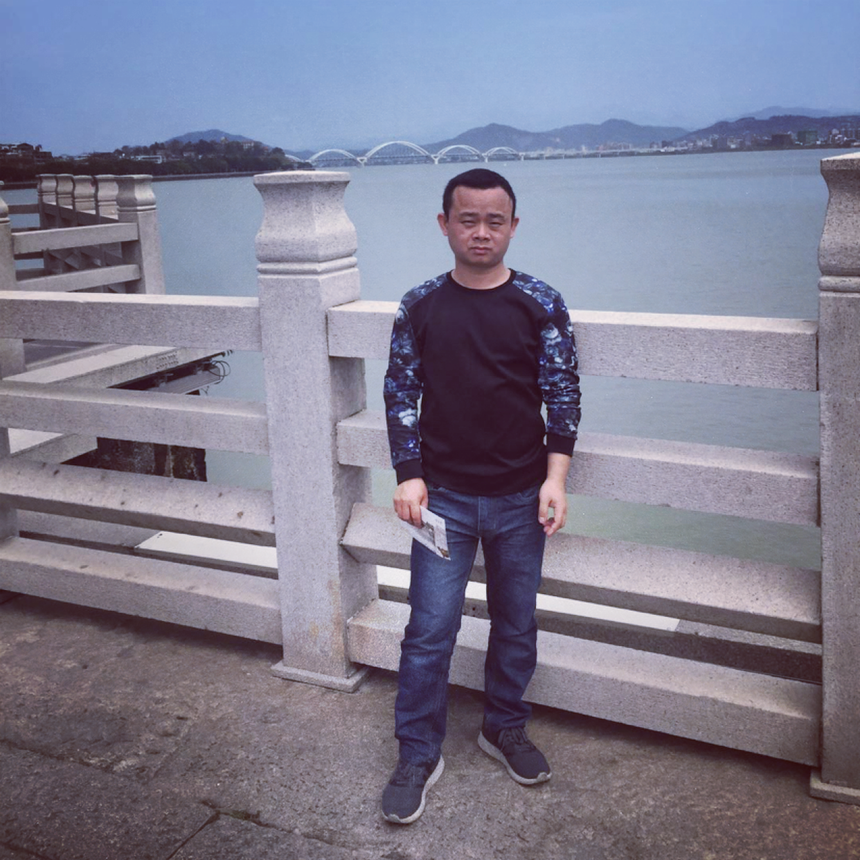 身影回眸天真的照片