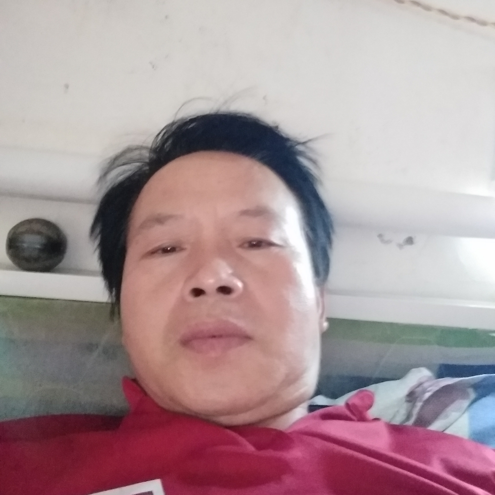 专注浅吻美女的照片