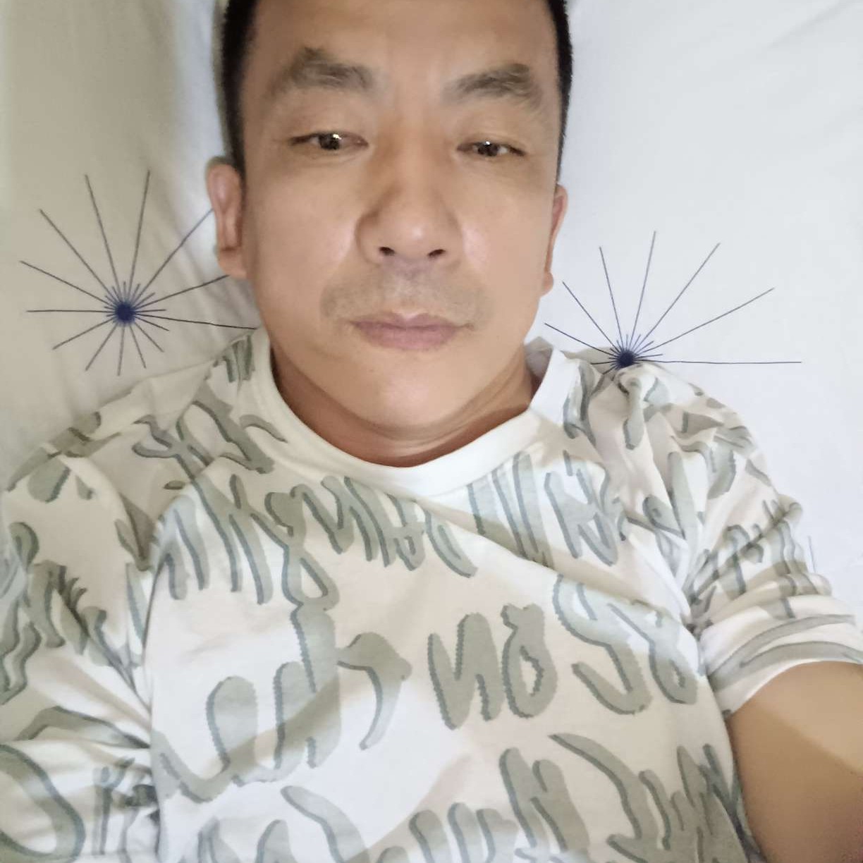 小虾米回首眯眯眼的照片
