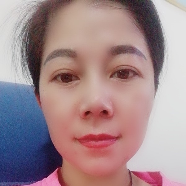 恬静倾心水影的照片