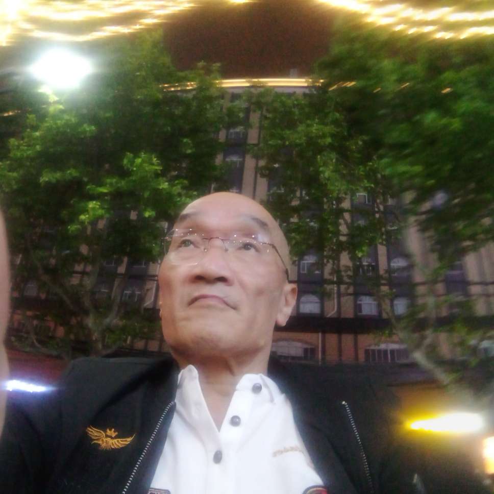 开朗等待星月的照片