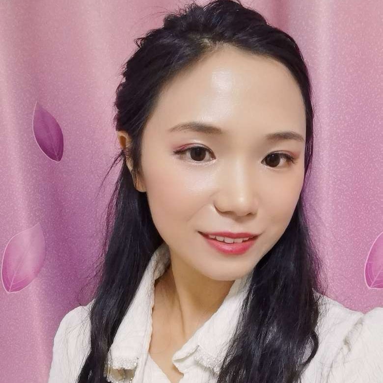 城市上空的麦田的照片