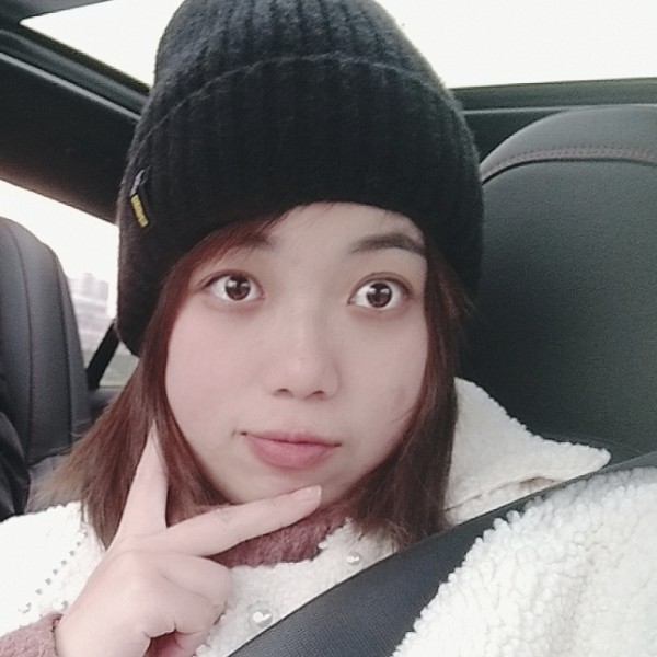 明媚那微笑的照片